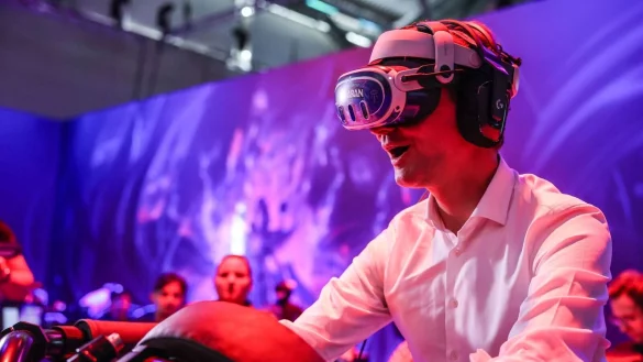 NRW-Ministerpr&auml;sident Hendrik W&uuml;st (CDU) sitzt bei der Gamescom auf einem Hightech-Stuhl. (Archivbild) - &copy; Oliver Berg/dpa