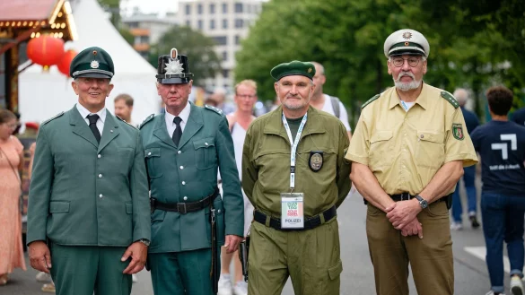 M&auml;nner tragen beim Nordrhein-Westfalen-Tag verschiedene Uniformen der Polizei aus vergangenen Zeiten. - &copy; Henning Kaiser/dpa