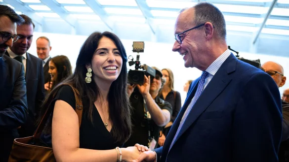 Unionsfraktionschef Friedrich Merz begr&uuml;&szlig;t die Mannheimer Bundestagsabgeordnete Melis Sekmen, die am Vortag bei den Gr&uuml;nen ausgetreten war. - &copy; Bernd von Jutrczenka/dpa