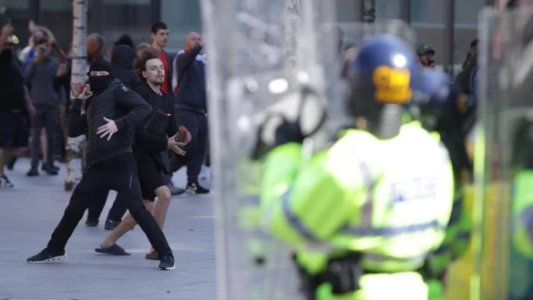 In Liverpool wurden Polizisten attackiert. - &copy; James Speakman/PA Wire/dpa