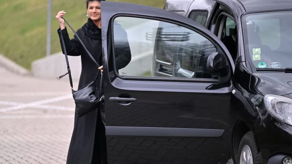 Sahra Wagenknecht (BSW) bezweifelt die Klimabilanz von Batterieautos &laquo;angesichts des gegenw&auml;rtigen Strommixes und des ungel&ouml;sten Recyclingproblems&raquo;. - &copy; Martin Schutt/dpa