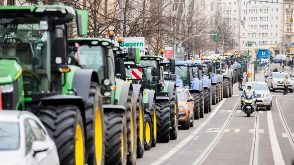 Die Union will dem Gesetz nur zustimmen, wenn SPD, Grüne und FDP auf die geplante Streichung der Steuervergünstigung beim Agrardiesel verzichten. - © Christoph Soeder/dpa