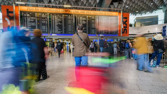 Gr&ouml;&szlig;ere Flaschen im Handgep&auml;ck sind k&uuml;nftig nicht mehr erlaubt. (Archivbild) - &copy; Andreas Arnold/dpa