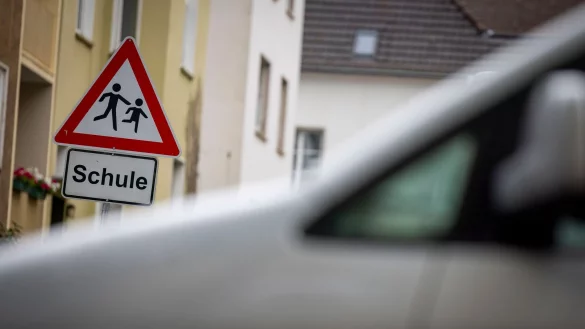 Wenn ein Kind nicht in der Schule ankommt, beginnt f&uuml;r Eltern qu&auml;lende Ungewissheit - auch &uuml;ber die Frage, ob sie dar&uuml;ber fr&uuml;hzeitig informiert wurden. (Symbolbild) - &copy; Christoph Reichwein/dpa