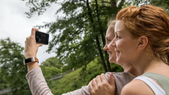 Ein schnelles Selfie zu verschicken, verbraucht zwar Datenvolumen. Aber viele Mobilfunktarife bieten deutlich mehr Daten, als der durchschnittliche Nutzer ben&ouml;tigt. - &copy; Christin Klose/dpa-tmn