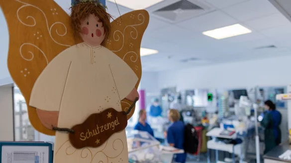 Auf Kinderintensivstationen d&uuml;rfen Geschwister schon lange zu Besuch kommen. - &copy; Rolf Vennenbernd/dpa