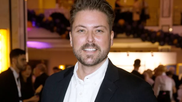 Felix von Jascheroff zieht in diesem Jahr ins Dschungelcamp ein. Kurz zuvor feiert der Schauspieler noch Verlobung. - © Gerald Matzka/dpa