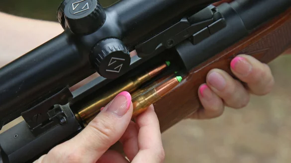 Eine J&auml;gerin l&auml;dt ihre Jagdwaffe mit bleifreier Jagdmunition. - &copy; Wolfgang Kumm/dpa/Symbolbild