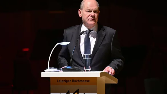 Bundeskanzler Olaf Scholz: &laquo;Seit ich denken kann, begleiten mich B&uuml;cher durch mein Leben.&raquo; - &copy; Hendrik Schmidt/dpa