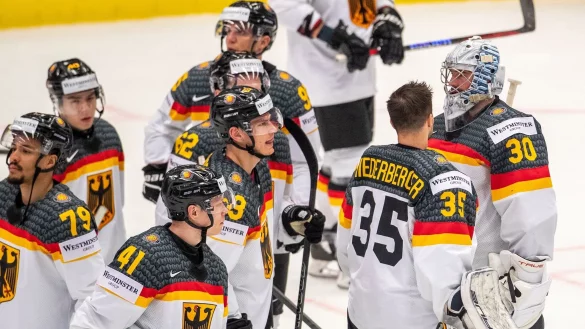 Die deutschen Eishockey-Spieler wollen den Kopf nicht h&auml;ngen lassen und es n&auml;chstes Jahr wieder versuchen. - &copy; Pry&egrave;ek Vladim&iacute;r/CTK/dpa