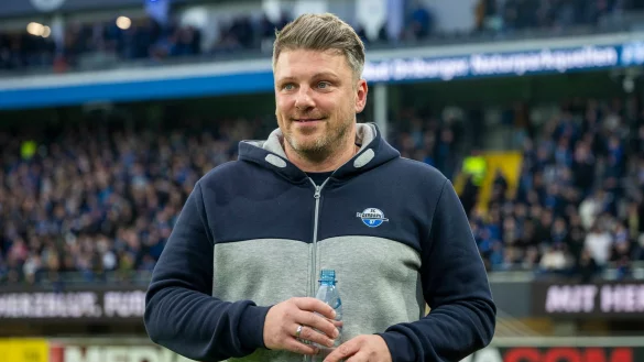 Paderborns Trainer Lukasz Kwasniok betritt das Stadion. - &copy; David Inderlied/dpa