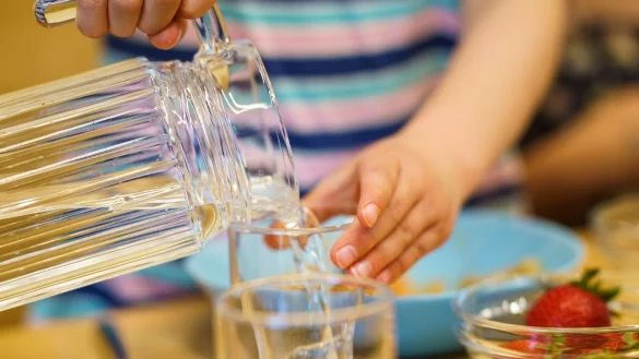 Klare Empfehlung: Kinder trinken am besten nur Wasser und unges&uuml;&szlig;te Tees. - &copy; Andreas Arnold/dpa/dpa-tmn
