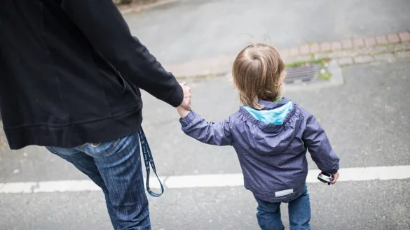 Eine Mutter h&auml;lt ihren Sohn an der Hand. - &copy; Marcel Kusch/dpa/Archivbild