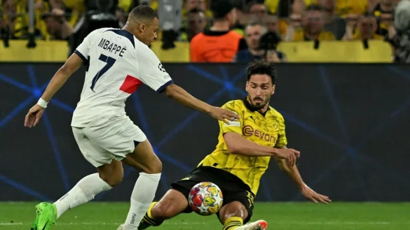 Fu&szlig;ball: Champions League, Borussia Dortmund - Paris Saint-Germain, K.o.-Runde, Halbfinale, Hinspiele, Signal Iduna Park. Dortmunds Mats Hummels (r) und Kylian Mbappe von PSG k&auml;mpfen um den Ball. - &copy; Bernd Thissen/dpa