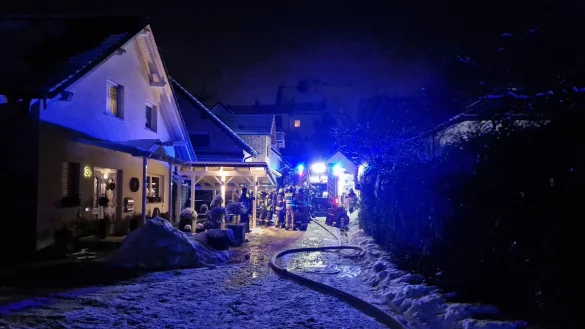 Die Feuerwehr ist bei dem Wohnhausbrand im Einsatz. - &copy; Feuerwehr Gevelsberg/dpa