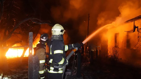 Feuerwehrleute l&ouml;schen ein Feuer nach einem russischen Angriff auf ein Wohnviertel in Charkiw. - &copy; Andrii Marienko/AP/dpa