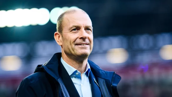 Augsburgs Trainer Jess Thorup steht vor dem Spiel im Stadion. - &copy; Tom Weller/dpa