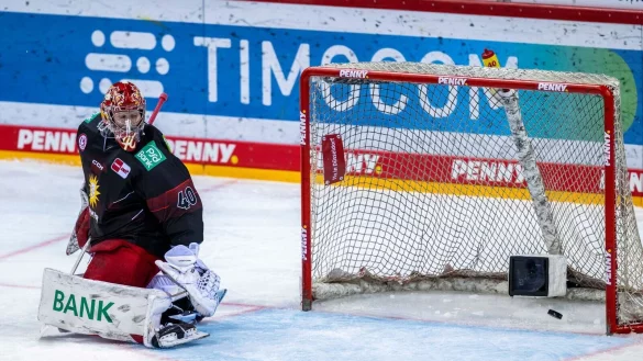 Bleibt der DEG erhalten: Norwegens Nationaltorhüter Haukeland. - © David Inderlied/dpa