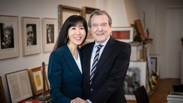 Wer zur Geburtstagsparty des Altkanzlers Gerhard Schr&ouml;der kommt, wei&szlig; nur seine Frau Soyeon Schr&ouml;der-Kim. - &copy; Michael Kappeler/dpa