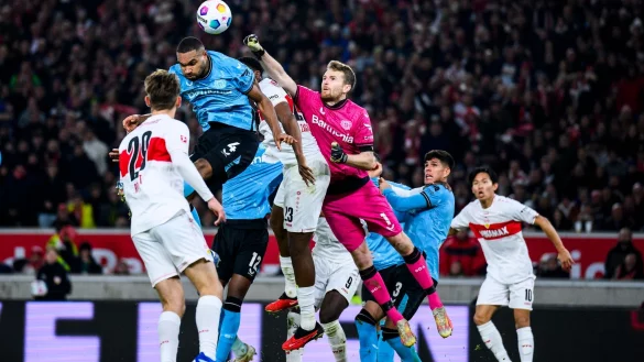Leverkusens Torwart Lukas Hradecky (M) in Aktion gegen Stuttgarts Dan-Axel Zagadou (3.v.l) und Leverkusens Jonathan Tah (2.v.l). - &copy; Tom Weller/dpa/Archivbild