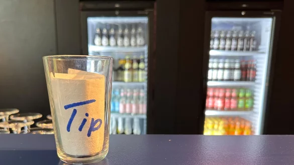 Der Trinkgeld-Becher stirbt aus. Daf&uuml;r gibt es mittlerweile andere M&ouml;glichkeiten f&uuml;r das &laquo;Stimmt so&raquo;. - &copy; Gregor Tholl/dpa