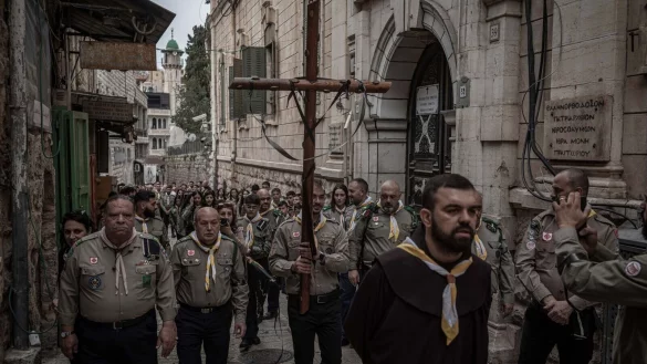 Christliche Gl&auml;ubige gehen mit einem Kreuz w&auml;hrend einer Karfreitagsprozession. - &copy; Ilia Yefimovich/dpa