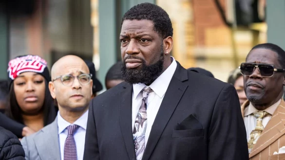 Flankiert von Familienmitgliedern, Anw&auml;lten und Unterst&uuml;tzern spricht Dexter Reed Sr. zu Reportern vor dem Hauptquartier des Civilian Office of Police Accountability. Sein Sohn wurde bei einer Verkehrskontrolle durch die Polizei von Chicago erschossen. - &copy; Ashlee Rezin/Chicago Sun-Times/AP/dpa