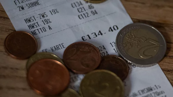 Die gestiegenen Verbraucherpreise machen den Menschen in Deutschland zu schaffen (Archivfoto). - © Hannes P Albert/dpa