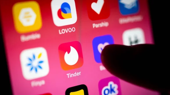 Der Markt f&uuml;r Dating-Apps boomt. Zwischen Bumble, Tinder, Parship und mehr f&auml;llt die Auswahl nicht immer leicht. (Illustration) - &copy; Sina Schuldt/dpa