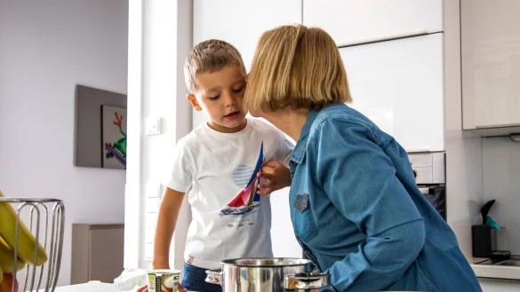 Auch die liebsten Omis m&uuml;ssen akzeptieren, wenn der Enkel pl&ouml;tzlich nicht mehr K&uuml;sschen verteilen oder haben will. - &copy; Christin Klose/dpa-tmn