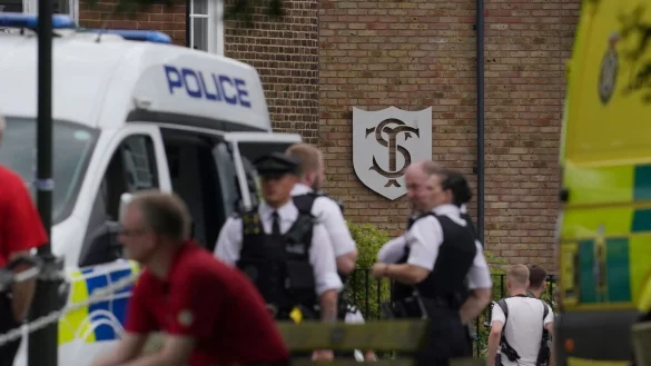 Polizisten am Einsatzort, nachdem ein Auto gegen das Geb&auml;ude einer Grundschule gefahren ist. - &copy; Victoria Jones/PA/dpa