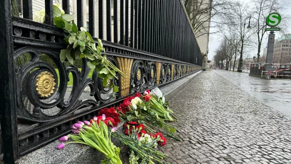 Blumen liegen am Zaun der Russischen Botschaft in Berlin: Bei einem Anschlag auf das Veranstaltungszentrum Crocus City Hall ist die Zahl der Toten nach Angaben der Ermittler weiter gestiegen. - &copy; Ilja Roschkow/Russische Botschaft Berlin/dpa