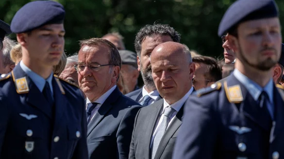 Bundesverteidigungsminister Boris Pistoris (M.l.) und Berlins Regierender B&uuml;rgermeister Kai Wegner beim Festakt zum 75. Jahrestag des Endes der Berliner Luftbr&uuml;cke. - &copy; Carsten Koall/dpa