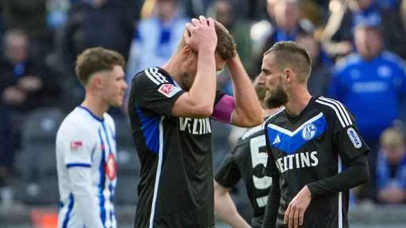 Schalkes Simon Terrode (M) und Dominick Drexler (r) zeigen sich nach dem Schlusspfiff entt&auml;uscht. - &copy; Soeren Stache/dpa