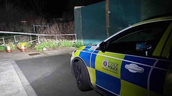 In Essex wurde eine Frau schwer verletzt aufgefunden und verstarb noch am Tatort. - © Essex Police/PA Media/dpa