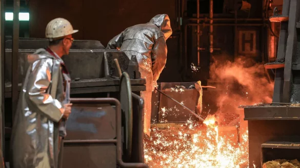 Stahlarbeiter ziehen an einem Hochofen in Duisburg eine Probe. - &copy; Oliver Berg/dpa