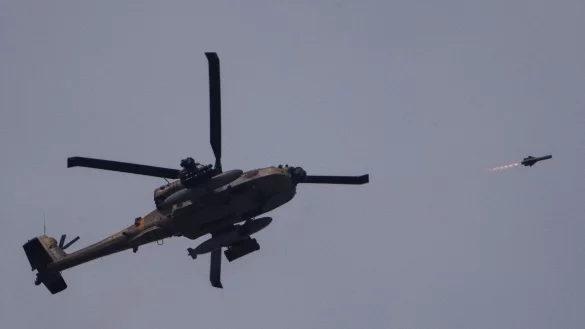 Ein israelischer Apache-Hubschrauber feuert eine Rakete auf den Gazastreifen ab. - &copy; Leo Correa/AP/dpa