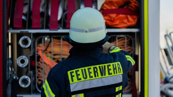 Ein Feuerwehrmann holt Equipment aus einem Einsatzfahrzeug an der Feuerwache der Feuerwehr Leverkusen. - &copy; Rolf Vennenbernd/dpa