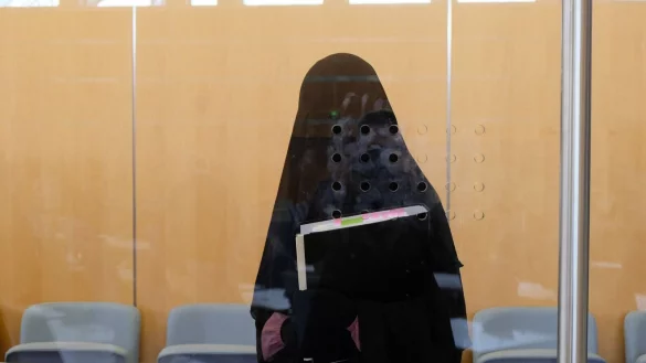 Eine Angeklagte steht im Gerichtssaal. - &copy; Frank Christiansen/dpa