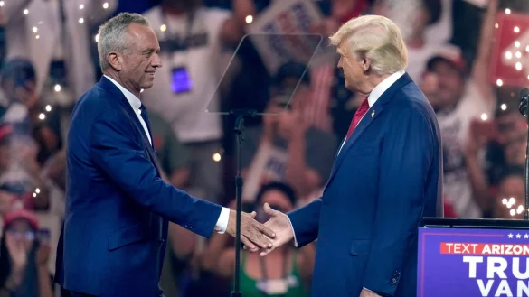 Donald Trump empf&auml;ngt Robert F. Kennedy im Wahlkampf mit offenen Armen. - &copy; Ross D. Franklin/AP