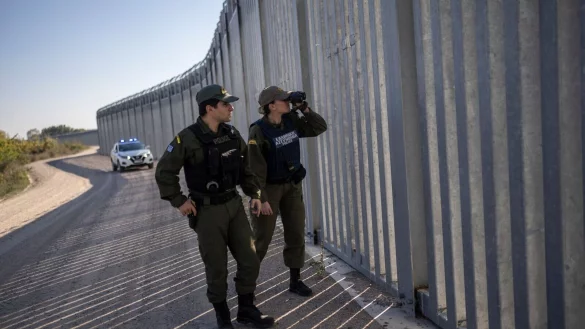 Grenzschutzbeamte patrouillieren in der N&auml;he der griechischen Stadt Feres am Evros. (Archivbild) - &copy; Petros Giannakouris/AP/dpa