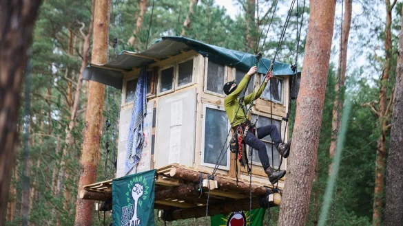 Mit Baumh&auml;usern gegen die Erweiterung der Tesla-Autofabrik. - &copy; Annette Riedl/dpa