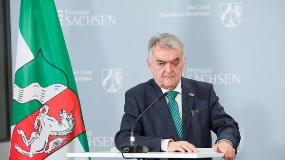 Herbert Reul (CDU), Innenminister von Nordrhein-Westfalen, spricht auf einer Pressekonferenz. - © Jan Woitas/dpa