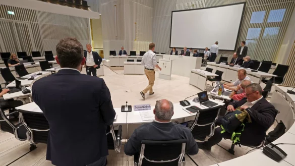 Mitglieder des Parlamentarischen Untersuchungsausschusses zur Stiftung Klima- und Umweltschutz MV im Plenarsaal des Schweriner Landtags. (Archivbild) - &copy; Bernd W&uuml;stneck/dpa