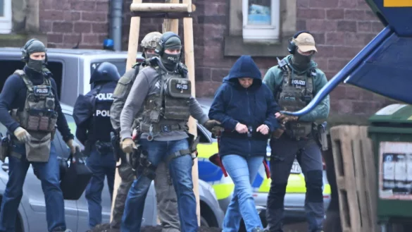 Die fr&uuml;here RAF-Terroristin Daniela Klette wird nach einem Haftpr&uuml;fungstermin beim Bundesgerichtshof von Polizisten zu einem Hubschrauber gef&uuml;hrt. - &copy; Uli Deck/dpa