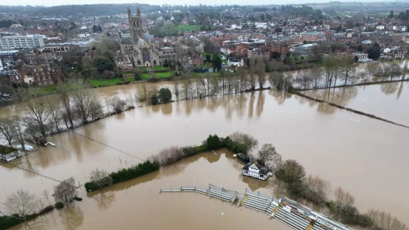 Der Worcestershire Cricket Ground ist nach starken Regenfällen überschwemmt. - © David Davies/PA Wire/dpa