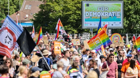 Der zentrale Demonstrationszug gegen den AfD-Parteitag in Essen erstreckte sich &uuml;ber mehrere Kilometer. - &copy; dpa