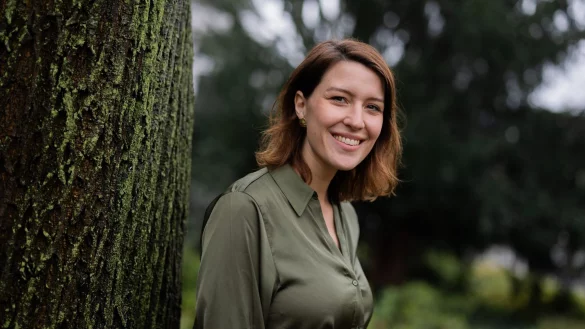 Hannah Emde, Tier&auml;rztin, Artensch&uuml;tzerin, Autorin und Fernsehmoderatorin, steht in der Bonner Altstadt. - &copy; Rolf Vennenbernd/dpa