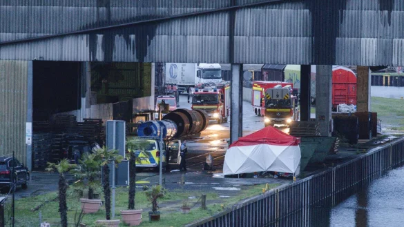 Im Dortmunder Hafen sicherte die Kriminalpolizei in einem Tatort-Schutzzelt Spuren. - &copy; Wickern/news4 Video-Line TV/dpa
