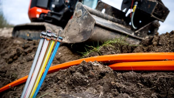 F&uuml;r schnelleres Internet: Glasfaserkabel auf einer Baustelle. - &copy; Sina Schuldt/dpa